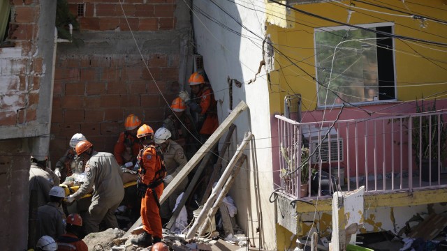 Mulher é resgatada de prédio que desaboum em Curicica