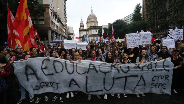 Manifestação na Candelária contra bloqueio de verbas da Educação, no Centro do Rio