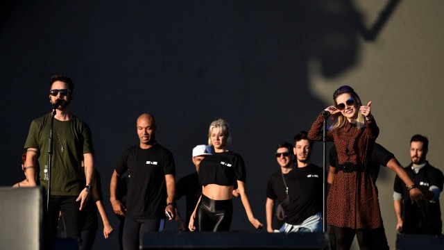 Sandy dá um 'joinha' para o público em Belo Horizonte