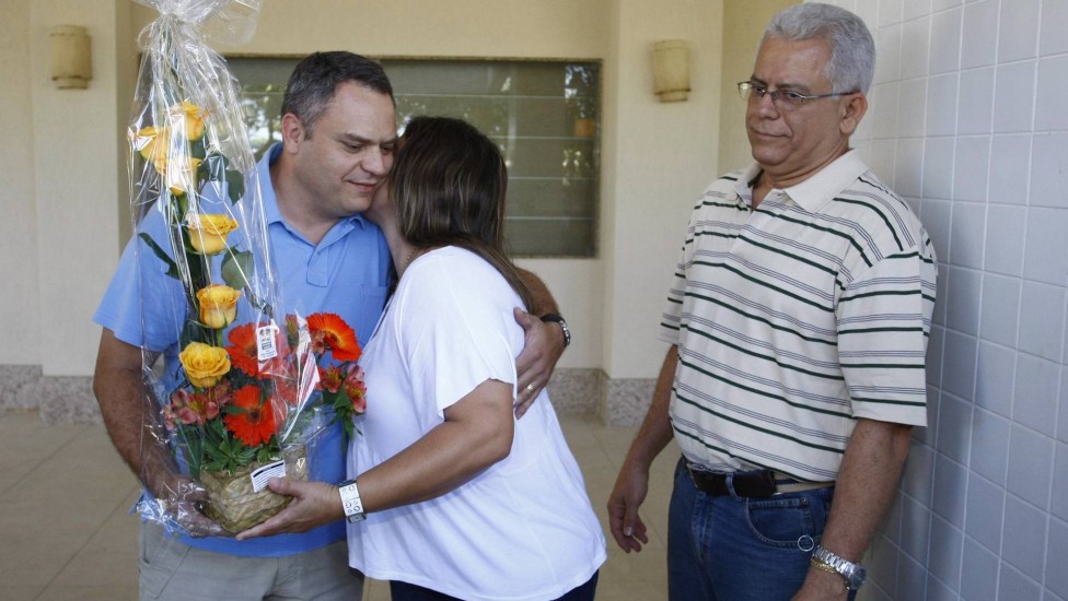 26/09/2009: O dia seguinte da familia Garrido após o trauma do sequestro. O major Busnello recebe flores da refém que libertou