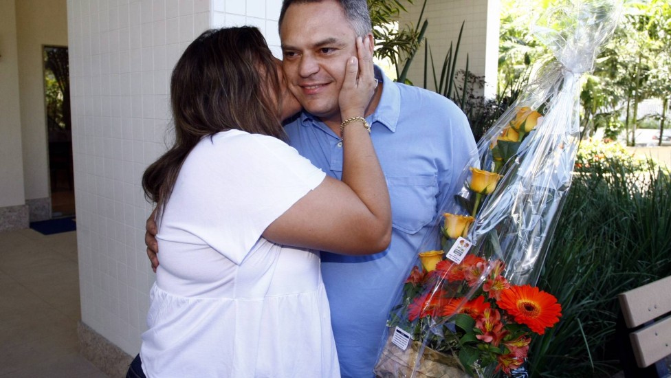 26/09/2009: O dia seguinte da família Garrido. A refém Ana Cristina Garrido, de 42 anos, beija o rosto do PM João Jacques Busnello, que a libertou do...