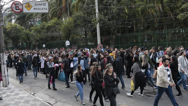 Fãs esperam por show de Sandy e Junior em São Paulo