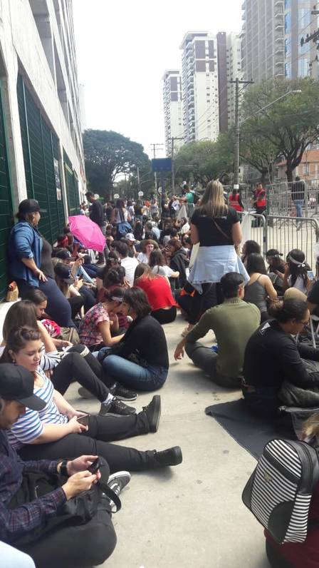 Fãs estão na fila para show de Sandy e Junior em São Paulo