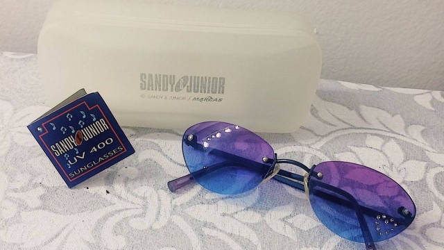 É raro conseguir achar hoje em dia os óculos lançados por Sandy e Junior nos anos 2000