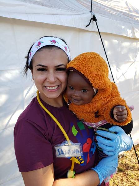 Iliana como médica voluntária em Malawi, na África Oridental
