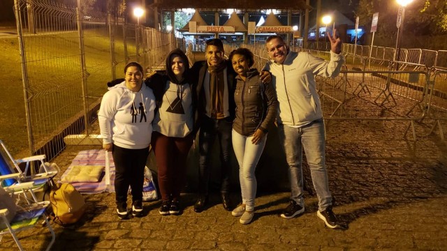 Benjamin Tomasoni (dir.) e outras quatro fãs madrugaram na fila para garantir um bom lugar para o show de Sandy e Junior em Curitiba