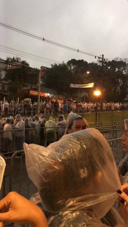 Fãs fazem fila na chuva para show de Sandy e Junior em Curitiba