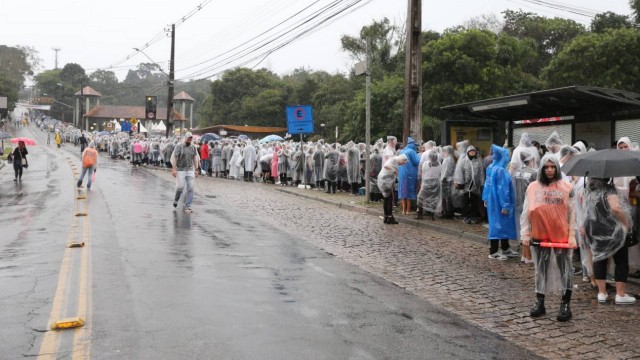 Apesar de forte chuva, fila para show de Sandy e Junior em Curitiba continua crescendo