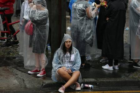 Fãs aguardam na chuva a liberação da entrada para a Pedreira Paulo Leminski