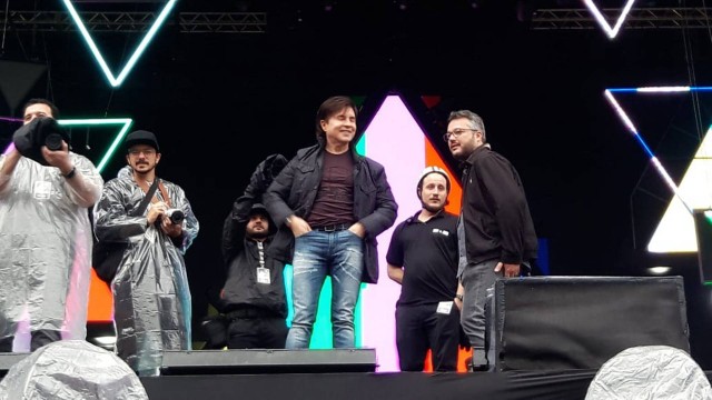 Xororó aparece no palco antes de show de Sandy e Junior em Curitiba