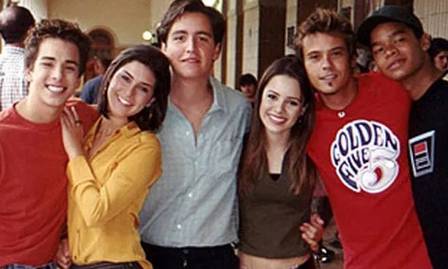 Sandy e Junior com os colegas de elenco e amigos do antigo seriado da Rede Globo
