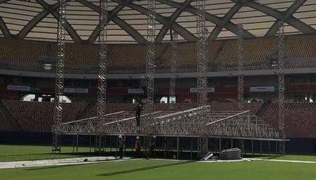 Imagem aproximada do palco, que já está sendo erguido na Arena da Amazônia