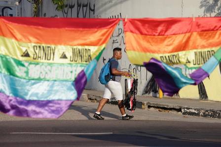 Arco-íris e bandeira LGBT no show de Sandy e Junior