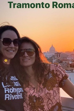 Ana Carolina com a namorada Chiara em Roma