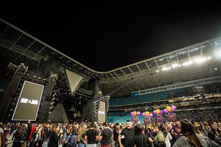Público lota Arena do Grêmio para show de Sandy e Junior