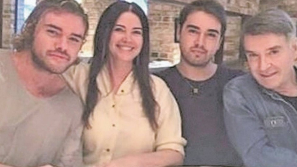 Olin Batista com o irmão, Thor, a mãe, Luma de Oliveira, e o pai, Eike Batista
