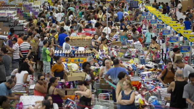 Famílias montaram estratégia para dia de Aniversário Guanabara: enquanto um ficava na fila, o outro corria para buscar os produtos
