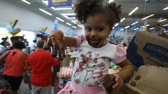 Bárbara, de 3 anos, se lambuzou com iogurte de chocolate