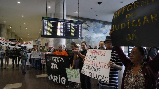 Manifestação dos aposentados da Varig no aeroporto Santos Dumont, em 2013