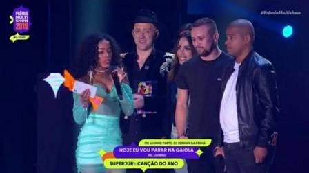 Lorenna, o empresário Leleco e o DJ Timotinho subiram ao palco do Prêmio Multishow para receber troféu de Rennan da Penha