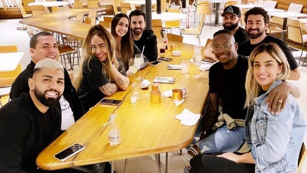 Gabigol e Rafaella jantam com Mumuzinho, Thainá Fernandes e amigos