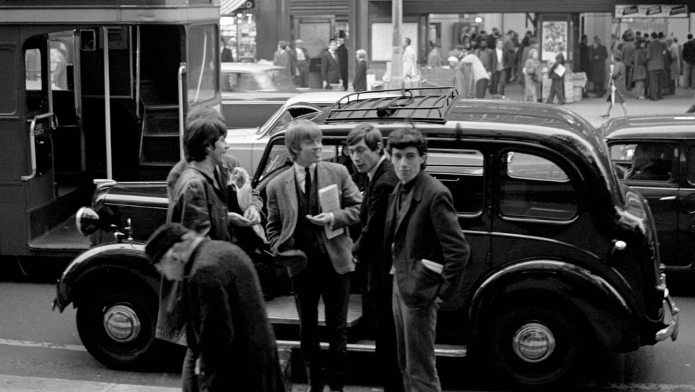 Ao observar Mick Jagger e os colegas de banda Keith Richards, Bill Wyman, Charlie Watts e Brian Jones antes de gravarem "I Wanna Be Your Man" em Londres, Coral...
