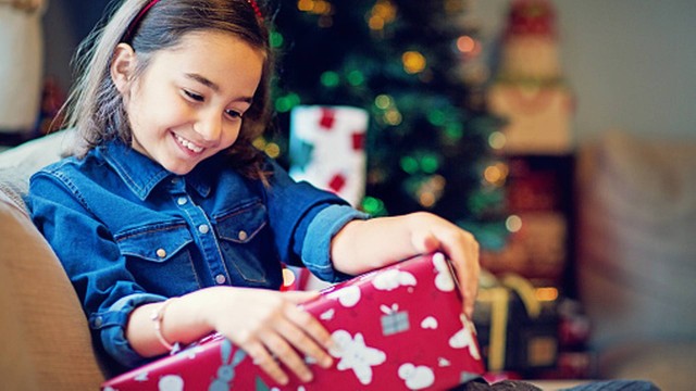 Roupas, brinquedos e perfumes estão entre os itens preferidos para presentear no Natal