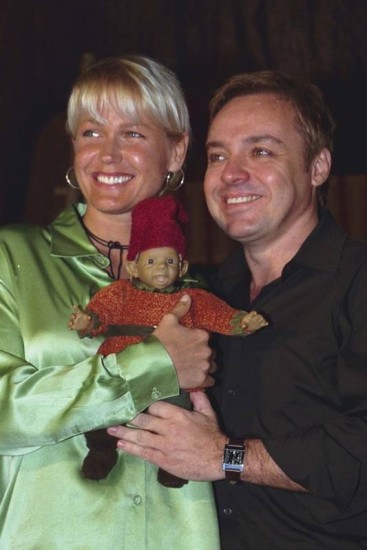 Gugu Liberato ao lado de Xuxa Meneghel, em divulgação do filme que estrelaram juntos "Xuxa e os Duendes", de 2001