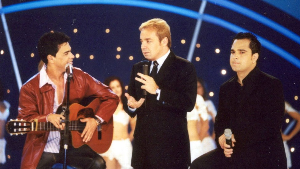 Gugu apresentando o programa 'Disco de Ouro', em 2002, junto a dupla sertaneja Zezé Di Camargo e Luciano