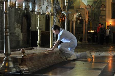 O cantor em visita ao Santo Sepulcro, em Jerusalém: devoção