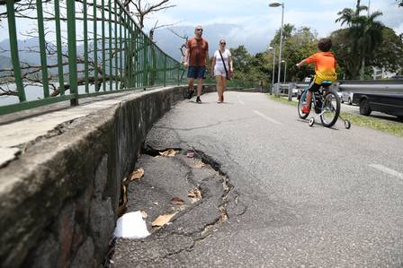 Desníveis representam risco a ciclistas e pedestres em trecho na Lagoa