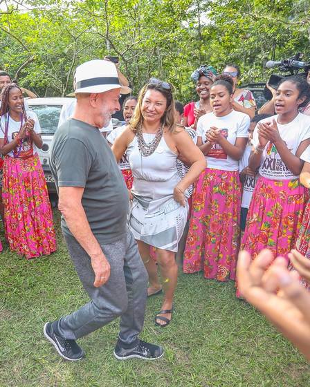 Lula dança com a namorada em visita a Quilombo em Paraty