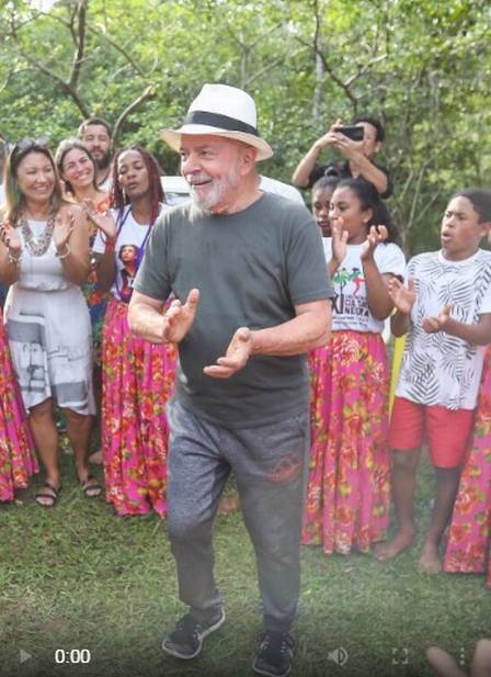 Lula se anima e dança em visita a Quilombo em Paraty