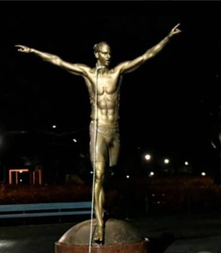 Estátua de Ibrahimovic com uma corda no pescoço