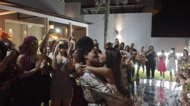 Ludmilla mostra vídeo com pedido de casamento, choro, beijão e festa