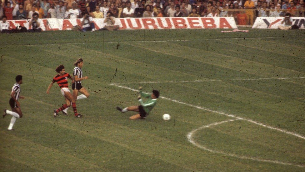 Nunes recebe lançamento de Zico e toca rasteiro na saída do goleiro. Flamengo 1x0 Atlético-MG