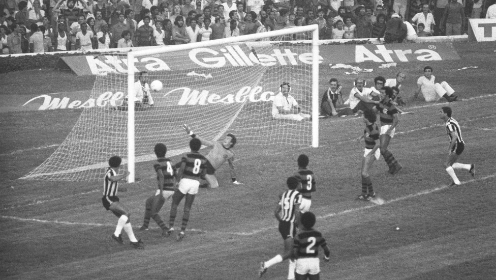 Reinaldo dribla três antes de a bola desviar no zagueiro para enganar o goleiro Raul, já caído. Flamengo 1x1 Atlético-MG
