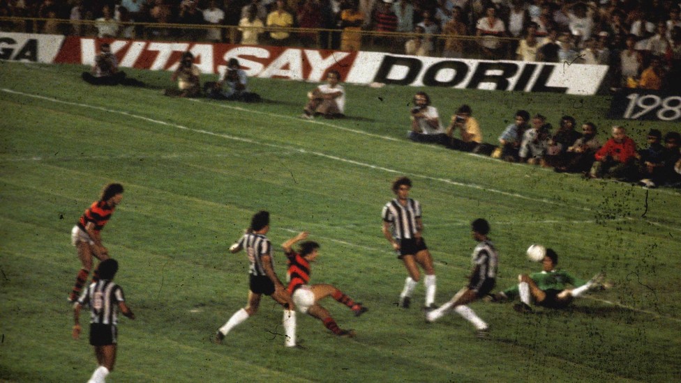 Zico, caindo, bate no ângulo e repõe o Flamengo na vantagem. Flamengo 2x1 Atlético-MG