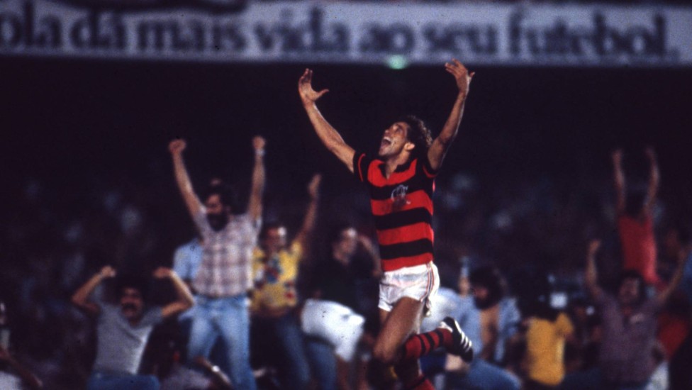 Nunes comemorando o gol, terceiro do Flamengo, decisivo