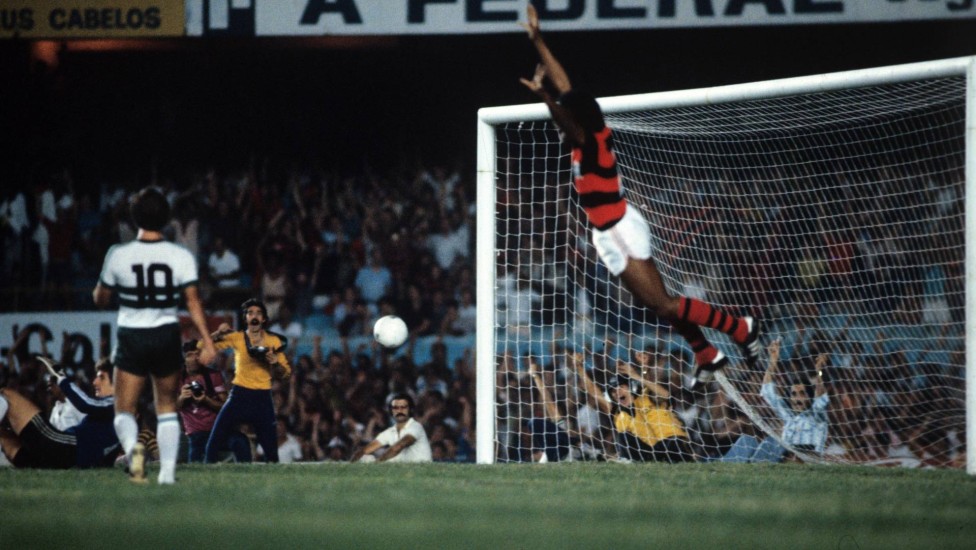 Flamengo 4 x 3 Coritiba - Carlos Alberto comemora a terceiro gol do Flamengo