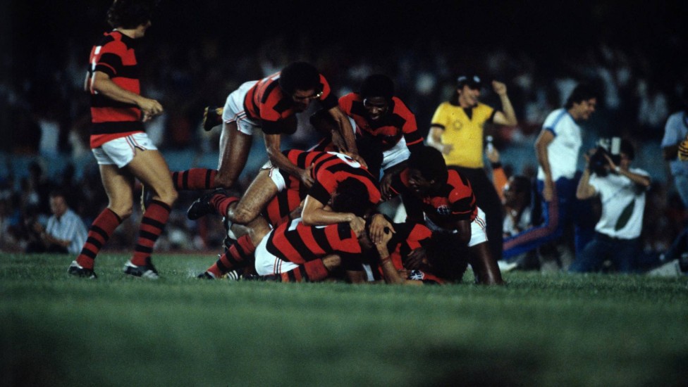 Flamengo 4 x 3 Coritiba - Jogadores comemoram o terceiro gol marcado por Carlos Alberto