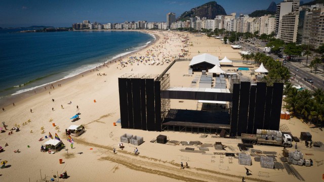 Montagem do palco para a festa de réveillon na Praia de Copacabana em 26/12/2019