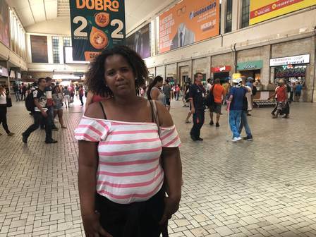 A moradora de Niterói Michele de Paula pede dinheiro na Central do Brasil para sobreviver