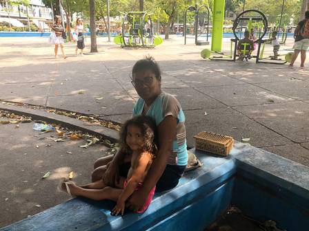 Josiane Marinho vende bananadas na Tijuca para criar netos