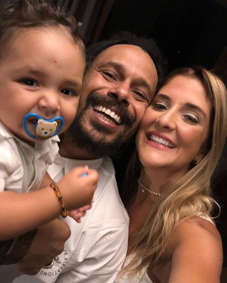 Marcelo Falcão, ex-O Rappa, curte Noronha com filho bebê e namorada ...