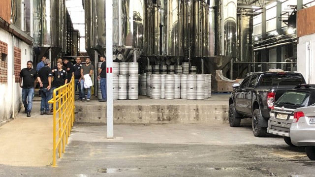 Além do recall das cervejas, a comercialização dos rótulos produzidos pela Backer está suspensa até que seja descartada a possibilidade de contaminação dos produtos.