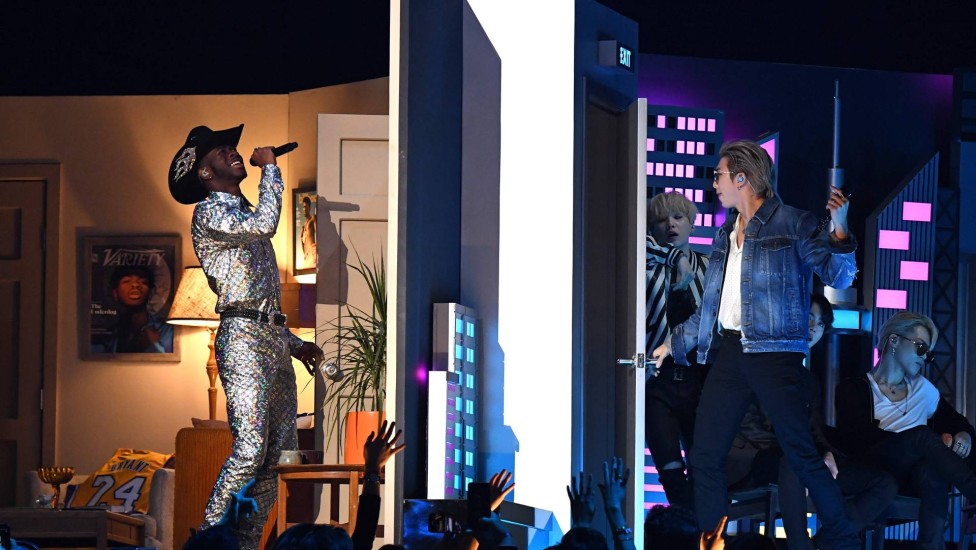 Lil Nas X mudando de cenário no palco para se apresentar com o BTS no 62º Grammy Awards