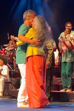 Maria Bethânia e Chico Buarque dançam coladinhos em show