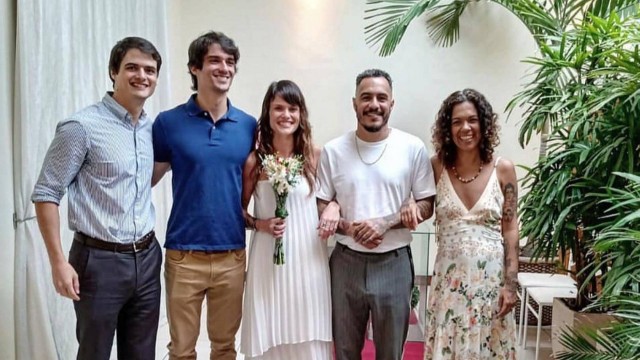 Marcelo D2 se casa com produtora após um ano de relacionamento