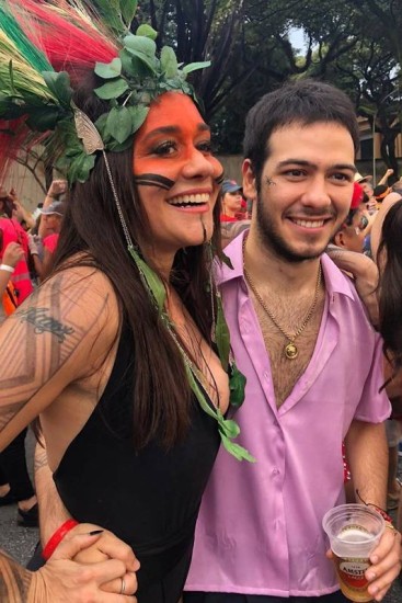 Alessandra Negrini curte pré-carnaval com o filho em São Paulo